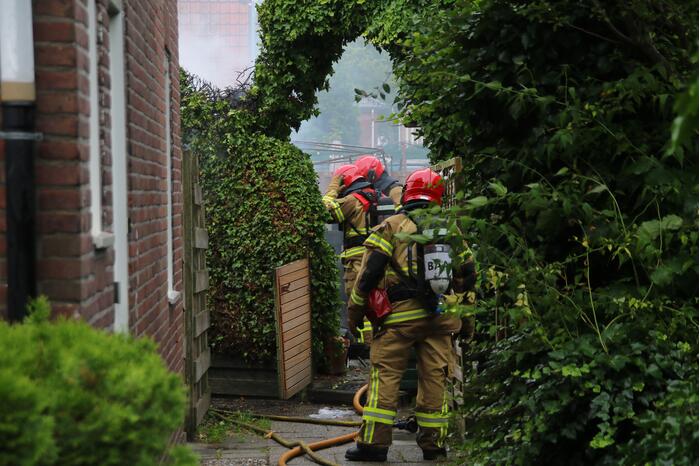 Schuur achter woning verwoest door brand