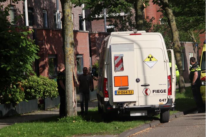 Bus met mogelijke gevaarlijke stoffen rijdt tegen boom