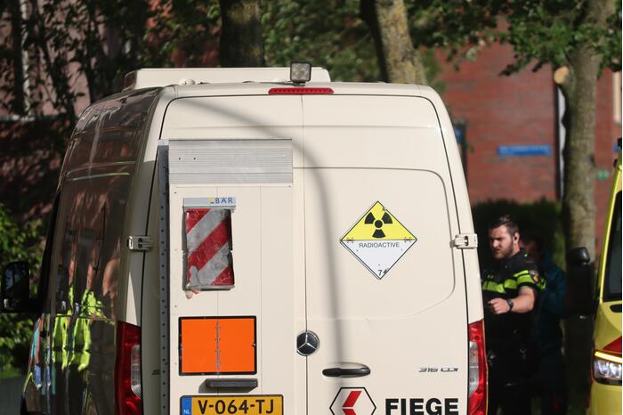 Bus met mogelijke gevaarlijke stoffen rijdt tegen boom