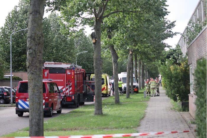 Bus met mogelijke gevaarlijke stoffen rijdt tegen boom