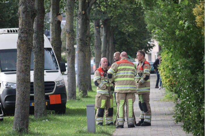 Bus met mogelijke gevaarlijke stoffen rijdt tegen boom