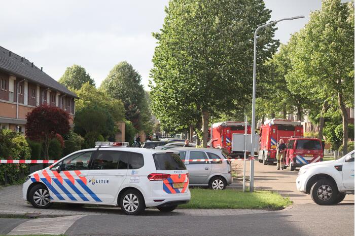 Bus met mogelijke gevaarlijke stoffen rijdt tegen boom