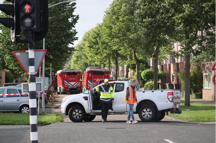 Bus met mogelijke gevaarlijke stoffen rijdt tegen boom
