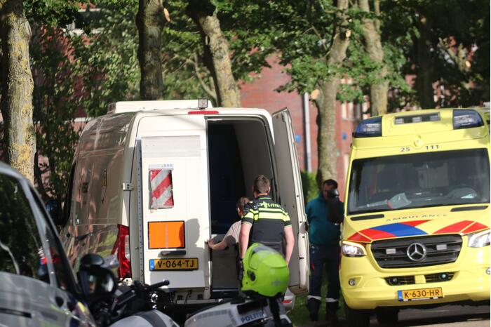 Bus met mogelijke gevaarlijke stoffen rijdt tegen boom