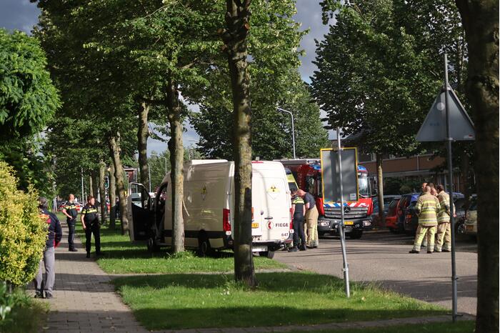 Bus met mogelijke gevaarlijke stoffen rijdt tegen boom