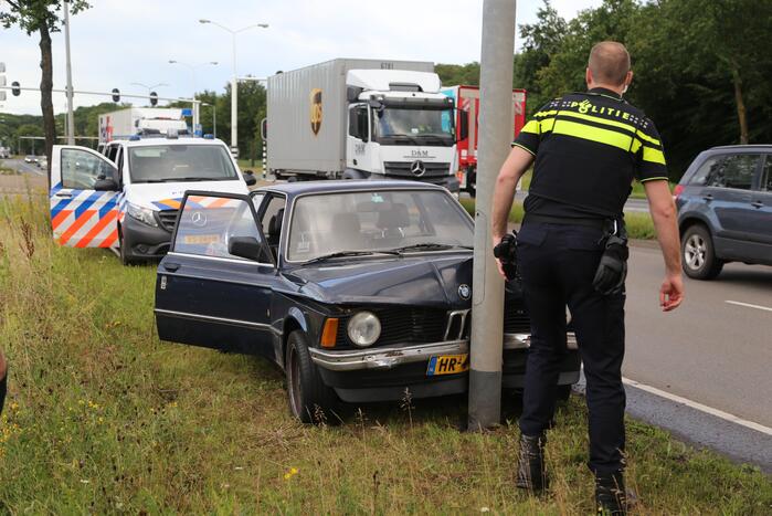 Auto rijdt tegen lantaarnpaal