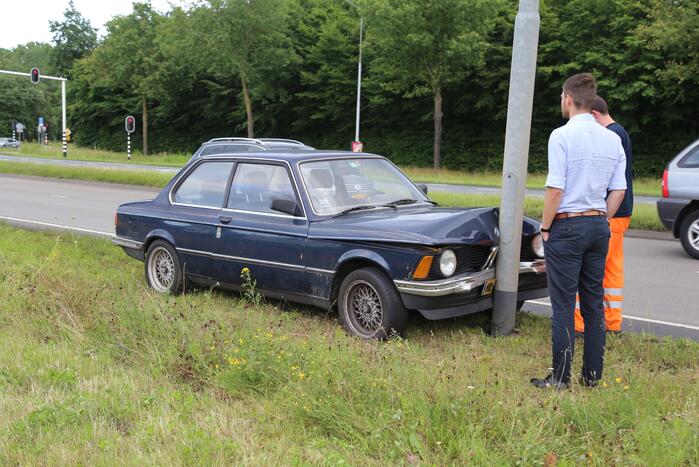 Auto rijdt tegen lantaarnpaal
