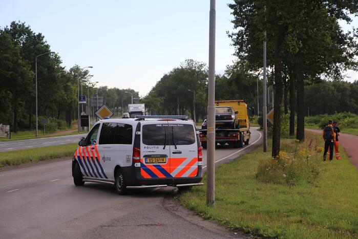 Auto rijdt tegen lantaarnpaal