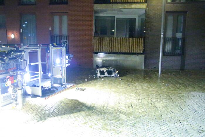 Brandweer blust grote brand op balkon