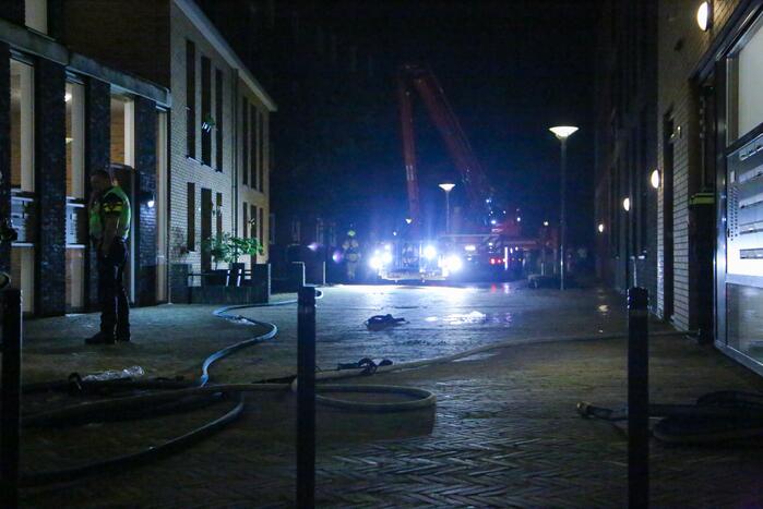 Brandweer blust grote brand op balkon