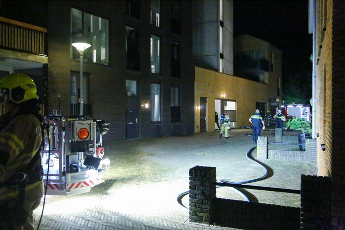 Brandweer blust grote brand op balkon
