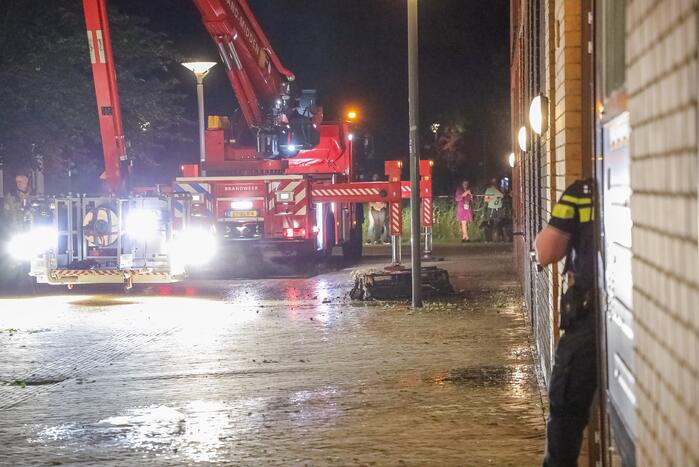 Brandweer blust grote brand op balkon