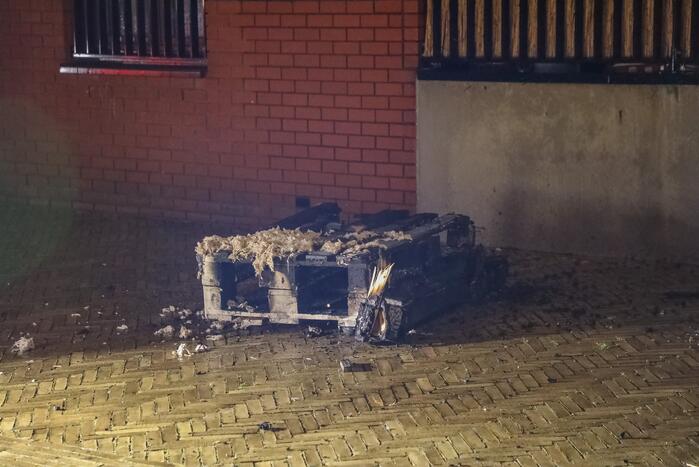 Brandweer blust grote brand op balkon