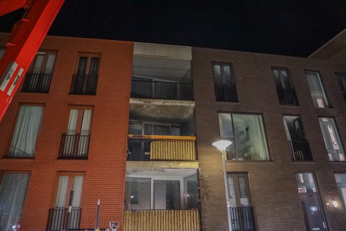 Brandweer blust grote brand op balkon