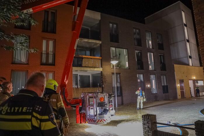 Brandweer blust grote brand op balkon
