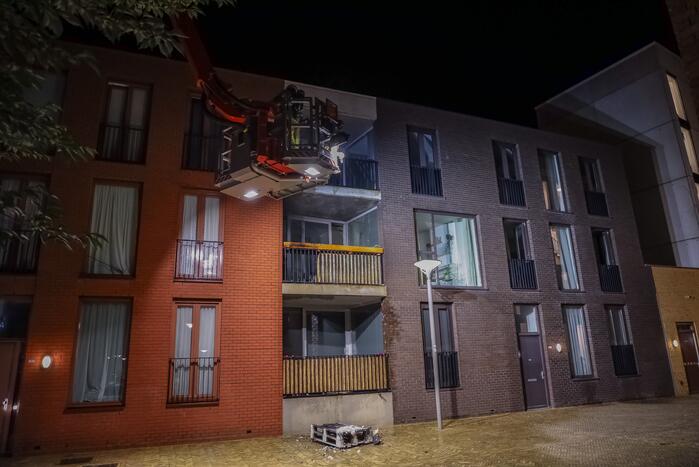 Brandweer blust grote brand op balkon
