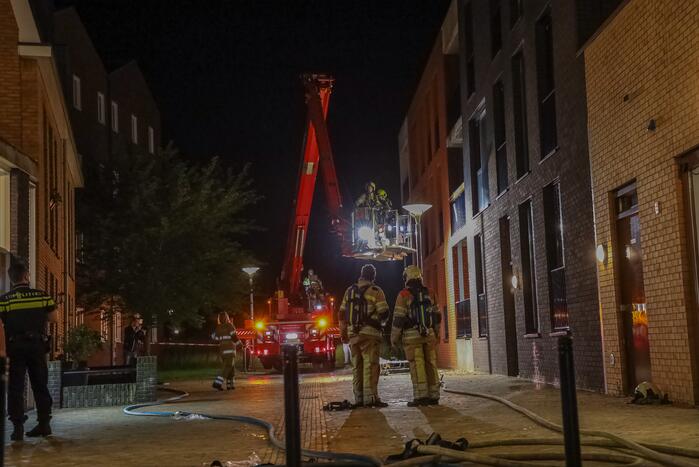 Brandweer blust grote brand op balkon