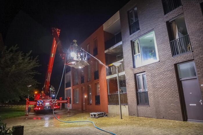 Brandweer blust grote brand op balkon