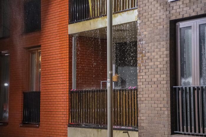 Brandweer blust grote brand op balkon