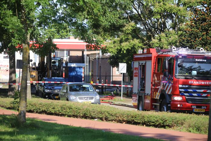 Gasleiding geraakt bij graafwerkzaamheden naast tankstation
