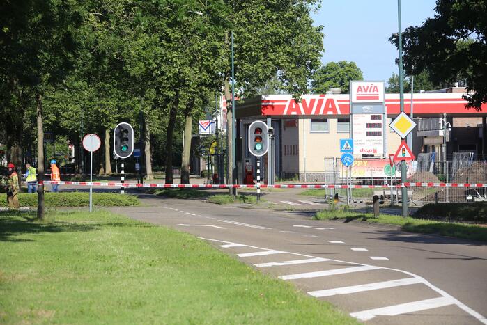 Gasleiding geraakt bij graafwerkzaamheden naast tankstation