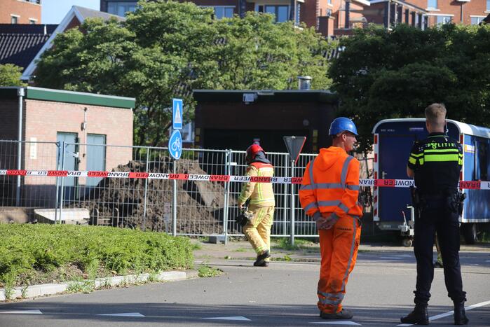 Gasleiding geraakt bij graafwerkzaamheden naast tankstation