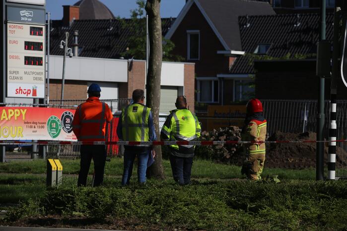 Gasleiding geraakt bij graafwerkzaamheden naast tankstation