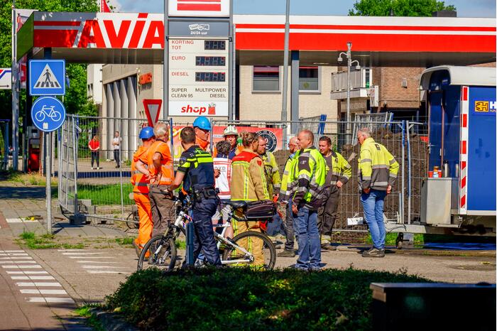 Gasleiding geraakt bij graafwerkzaamheden naast tankstation