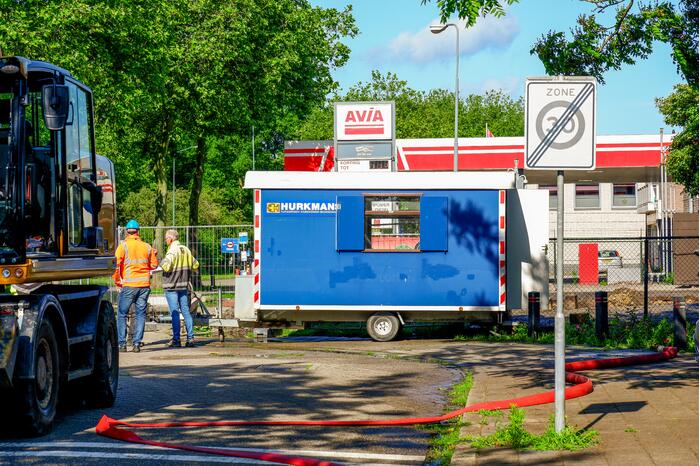 Gasleiding geraakt bij graafwerkzaamheden naast tankstation