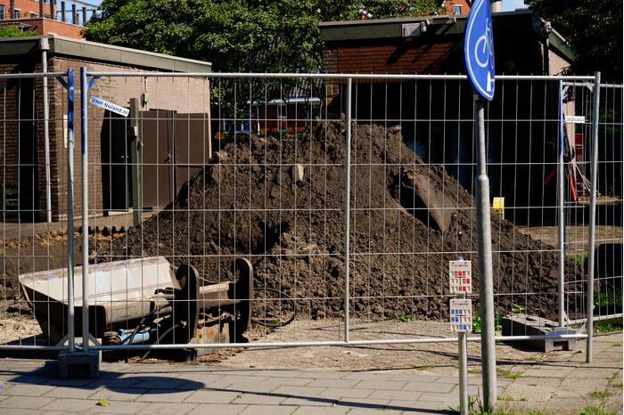 Gasleiding geraakt bij graafwerkzaamheden naast tankstation