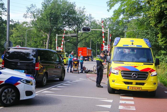 Overstekende fietser gewond bij botsing met taxibus