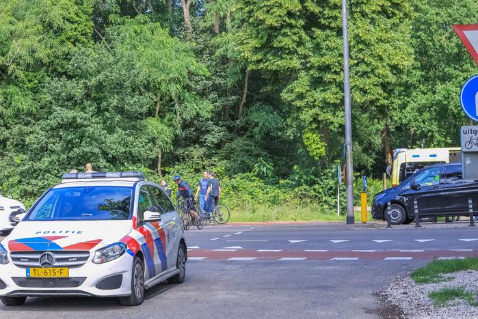 Overstekende fietser gewond bij botsing met taxibus