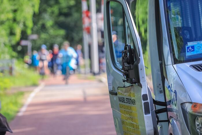 Overstekende fietser gewond bij botsing met taxibus