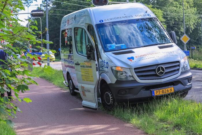 Overstekende fietser gewond bij botsing met taxibus