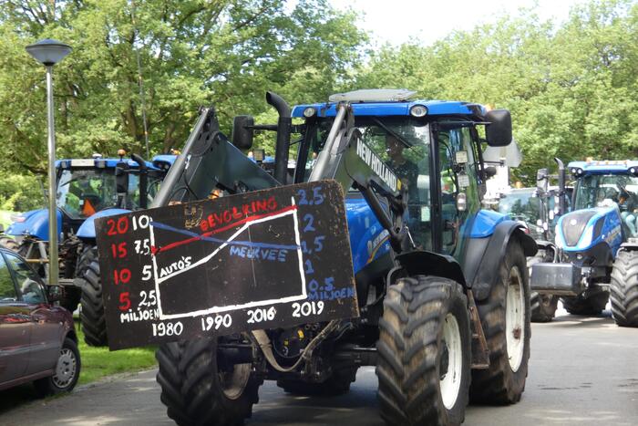 Boeren voeren actie bij provinciehuis