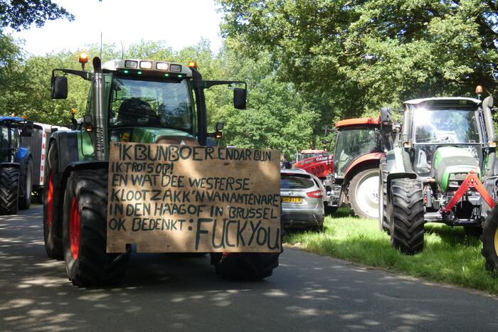 Boeren voeren actie bij provinciehuis