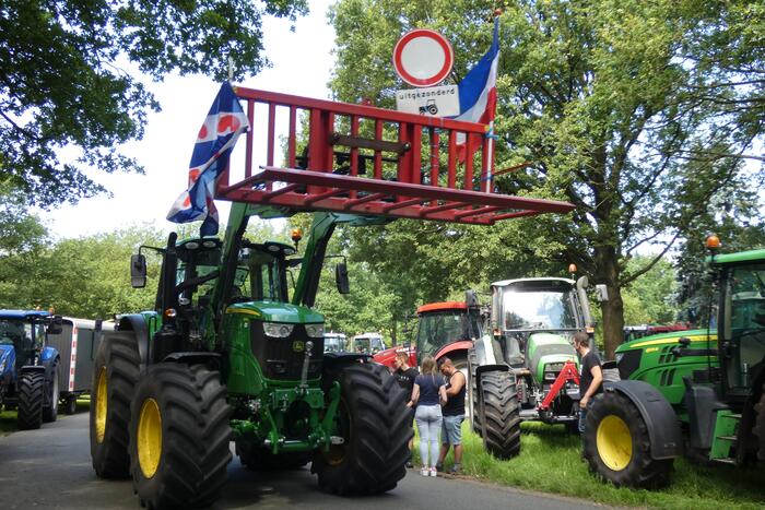 Boeren voeren actie bij provinciehuis
