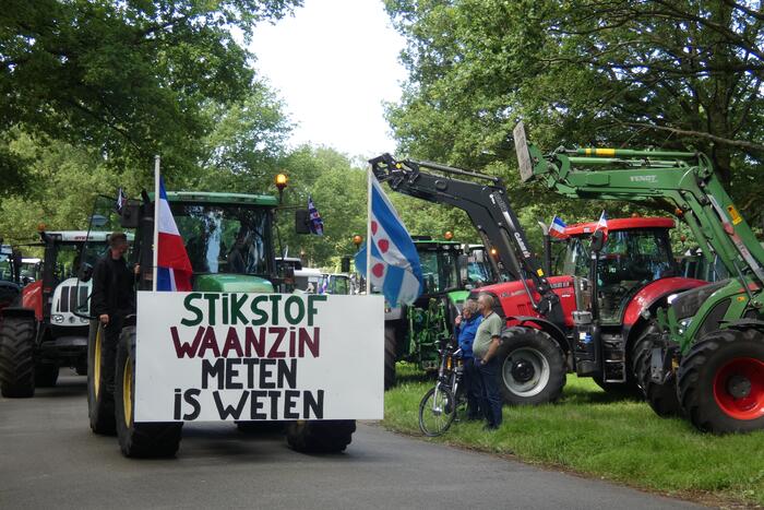 Boeren voeren actie bij provinciehuis