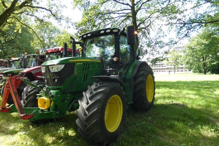 Boeren voeren actie bij provinciehuis