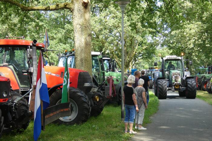 Boeren voeren actie bij provinciehuis