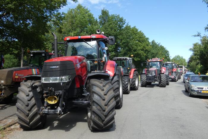 Boeren voeren actie bij provinciehuis