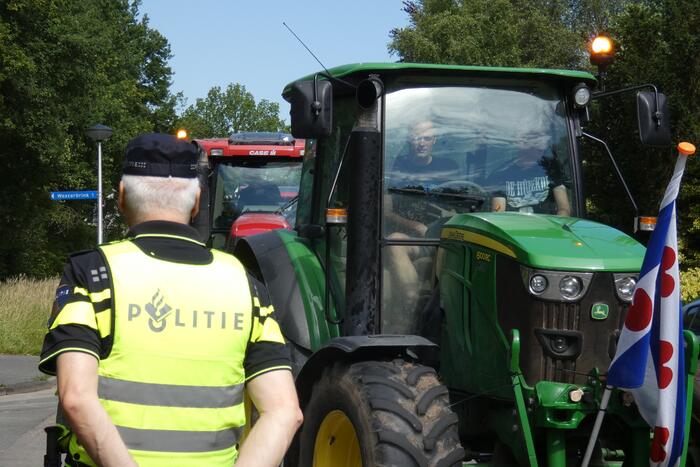Boeren voeren actie bij provinciehuis