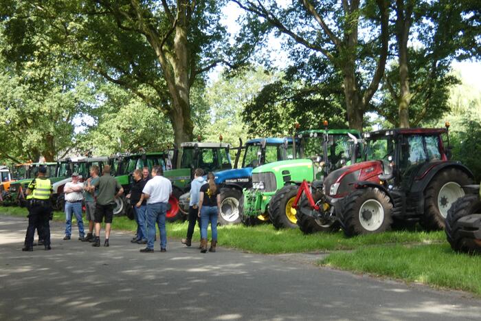 Boeren voeren actie bij provinciehuis