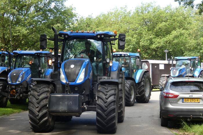 Boeren voeren actie bij provinciehuis