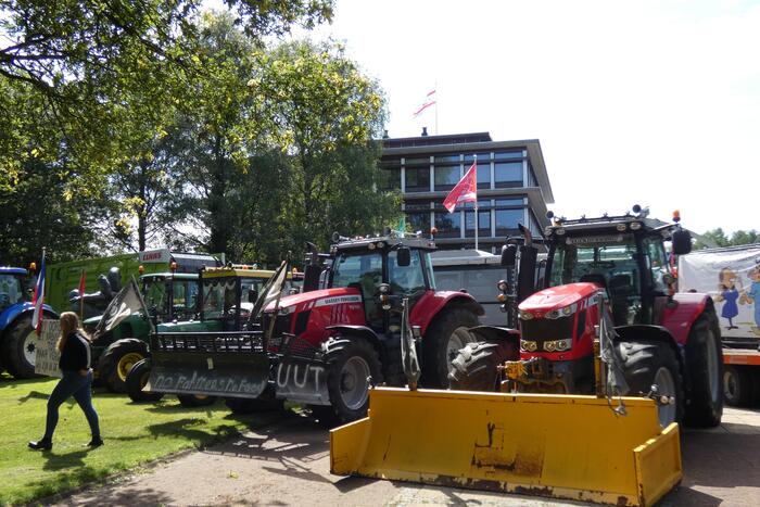 Boeren voeren actie bij provinciehuis