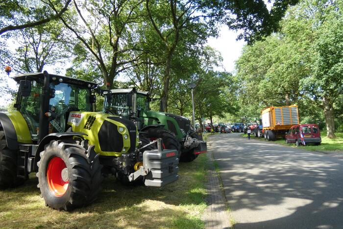 Boeren voeren actie bij provinciehuis