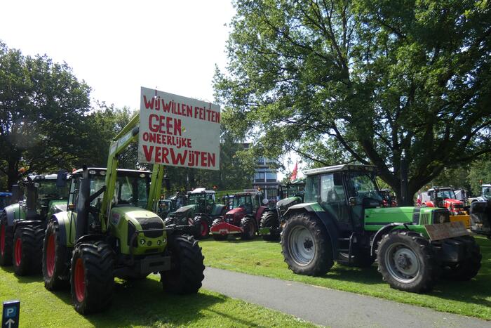 Boeren voeren actie bij provinciehuis
