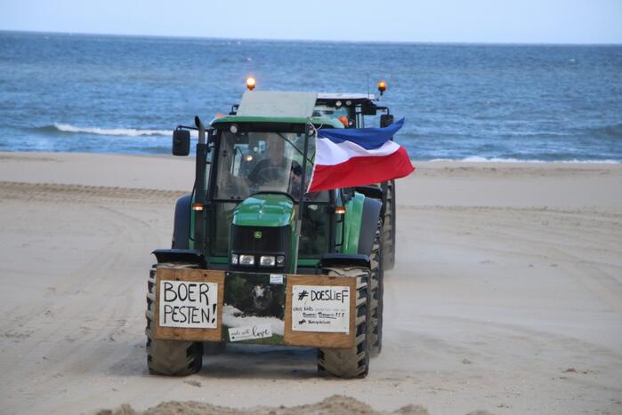 Boeren verzamelen zich op Scheveningen-strand