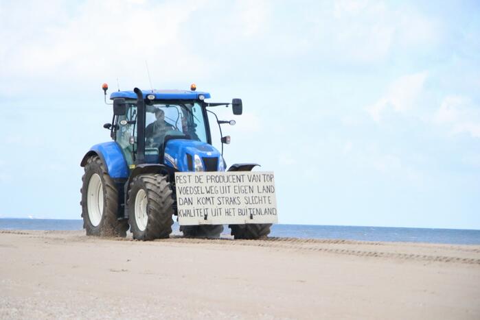 Boeren verzamelen zich op Scheveningen-strand