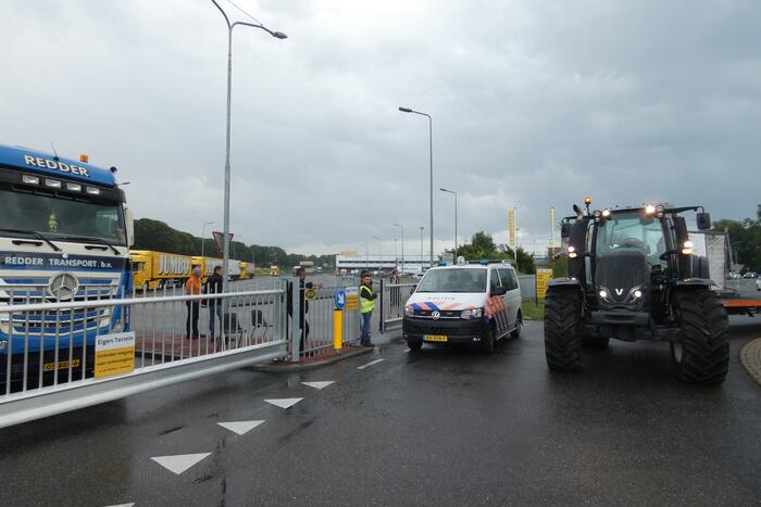 Broeren blokkeren toegang tot Jumbo distributiecentrum